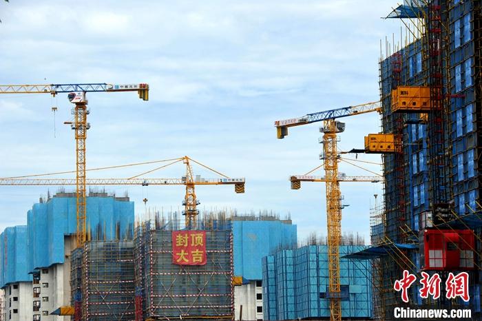8月3日，中指研究院发布的数据显示，2020年7月，全国100个城市新建住宅平均价格为每平方米15528元人民币，环比上涨0.43���幅较上月收窄0.10个百分点。这是百城房价环比数据自3月份实现“负转正”以来，首次出现涨幅收窄。资料图为福建福州，一处正在开发建设中的房地产楼盘。
<a target='_blank'  data-cke-saved-href='http://www.chinanews.com/' href='http://www.chinanews.com/'>中新社</a>记者 张斌 摄